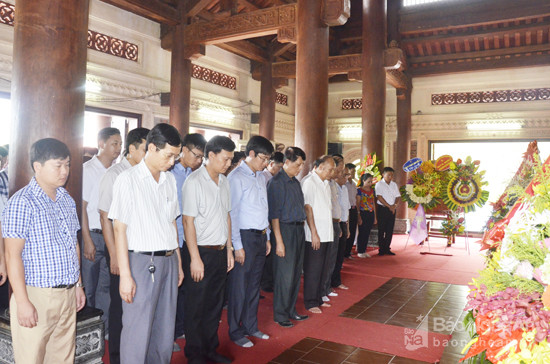 Đoàn đại biểu tưởng niệm bày tỏ lòng thành kính biết ơn sâu sắc tới các anh hùng liệt sỹ Truông Bồn.