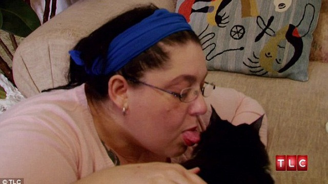 Ăn lông mèo: Cô Lisa, đến từ Detroit thuộc bang Michigan (Mỹ) bắt đầu nghiện ăn lông mèo cách đây gần 20 năm. Cho đến nay, người phụ nữ này đã ăn tổng cộng hơn 3.200 nhúm lông mèo. Ảnh: The Richest.
