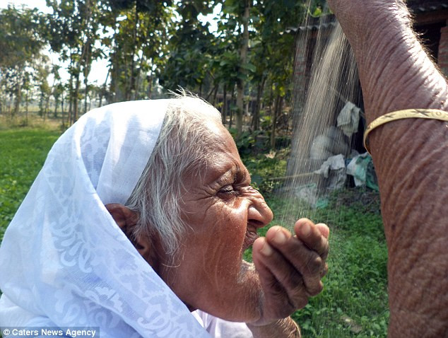Ăn 2kg cát mỗi ngày suốt 6 thập kỷ qua: Cụ bà Kusma Vati 78 tuổi, sinh sống tại Varanasi, Ấn Độ vẫn đều đặn ăn 2 kg cát/ngày suốt nhiều năm qua. Bà Kusma cho biết bà bắt đầu bị 
