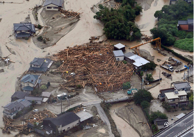 Đã có ít nhất 10 người, bao gồm cả trẻ em tại quận Fukuoka và Oita, ở đảo Kyushu, phía Tây Nam Nhật Bản mất tích sau khi mưa lớn khiến mực nước sông dâng cao gây ra tình trạng lũ lụt, lở đất. Một số ngôi nhà ở Kyodo đã bị lũ cuốn trôi, hàng chục người bị mắc kẹt tại vùng lũ trong khi hơn 430.000 người tại khu vực chịu ảnh hưởng được yêu cầu sơ tán và tìm nơi trú ẩn.