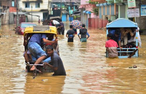 Trong tháng này, mưa lớn do ảnh hưởng của gió mùa đã gây lũ lụt nghiêm trọng tại nhiều bang ở Đông Bắc Ấn Độ. Tại bang Assam, đến nay 52 người đã thiệt mạng và hơn 1,75 triệu người bị ảnh hưởng do mưa lũ. 26 trong số 33 huyện của bang hiện vẫn bị ngập nước. Hồi tuần trước, mưa lớn trút xuống bang Gujarat gây ngập lụt, khiến 7 người thiệt mạng và 3 người mất tích.
