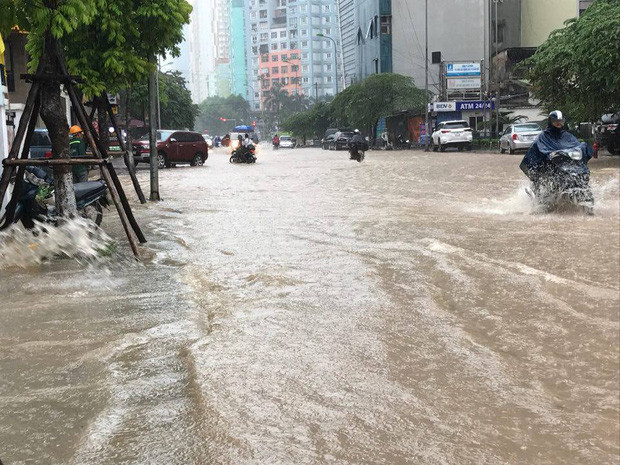 Sáng ngày 17/7, do ảnh hưởng của cơn bão số 2, cơn mưa to trút xuống Hà Nội khiến nhiều con đường, tuyến phố ngập sâu. Thời tiết gây khó khăn cho việc lưu thông của người dân, tại một số nơi, người lao động phải tranh thủ sinh hoạt giữa đoạn đường ngập lụt.