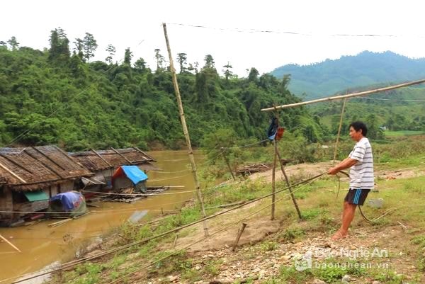 Ông Dương Văn Phương một người dân xóm chài đang neo thuyền bè để tránh bị nước lũ cuốn trôi. Ảnh: Huyền Trang