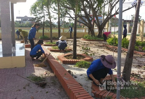 Tổ chức đoàn địa phương đều ra quân tổng dọn vệ sinh và chăm sóc khuôn viên đài tưởng niệm xã, hướng tới kỷ niệm 70 năm ngày thương binh liệt sỹ