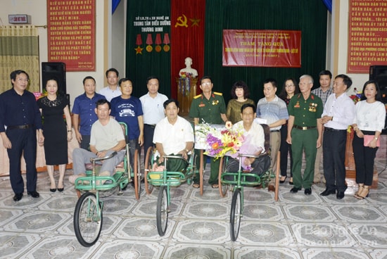 Đoàn cán bộ Kiểm toán Nhà nước trao tặng quà cho các thương binh tại Trung tâm điều dưỡng thương binh Nghệ An