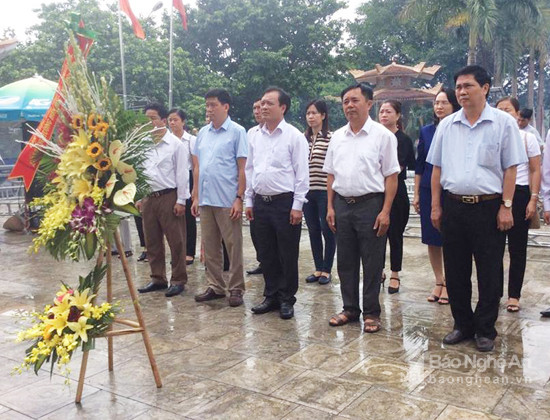 Đoàn công tác của Ban Tuyên giáo Tỉnh ủy dâng hương, dâng hoa tại Nghĩa trang quốc tế Việt - Lào. Ảnh: Sỹ Thành