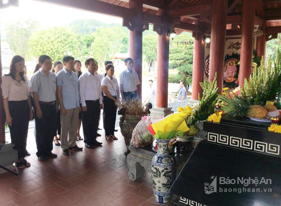 Đoàn công tác của Ban Tuyên giáo Tỉnh ủy dâng hương, dâng hoa tại Khu di tích lịch sử quốc gia Truông Bồn. Ảnh: Sỹ Thành