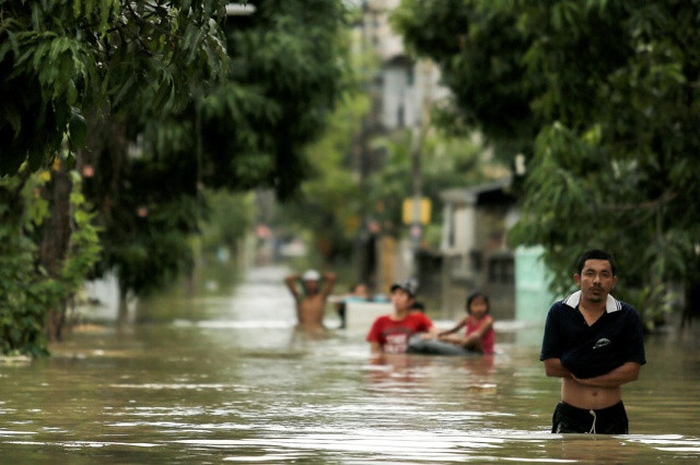Mùa mưa ở Thái Lan thường diễn ra từ tháng 6 tới tháng 11. Việc lũ lụt xảy ra ngay vào đầu tháng 1 được xem là hiện tượng thời tiết bất thường.
