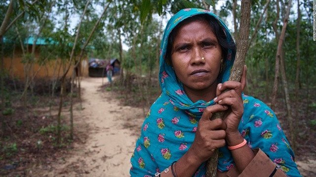Khorsheeda Khatun, 28 tuổi, cùng hai con gái đã phải rời bỏ quê nhà vào tháng 1 và di tản tới khu định cư Kutupalang Makeshift ở Bangladesh vì cơn bão Mora đổ bộ đến đây. Căn nhà của chị Khorsheeda bị hư hại nghiêm trọng vì cơn bão Mora. Ảnh: CNN.