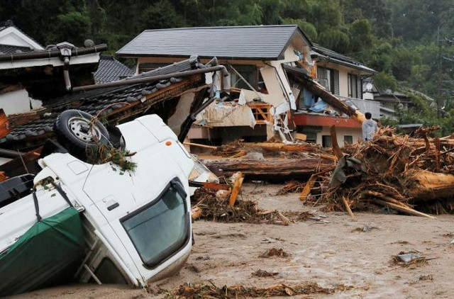  Ít nhất 10 người đã mất tích và 400.000 người khác buộc phải sơ tán khẩn cấp sau khi mưa lớn kỷ lục đổ bộ khu vực phía Tây Nam Nhật Bản, khiến nước lũ tại các sông dâng cao.