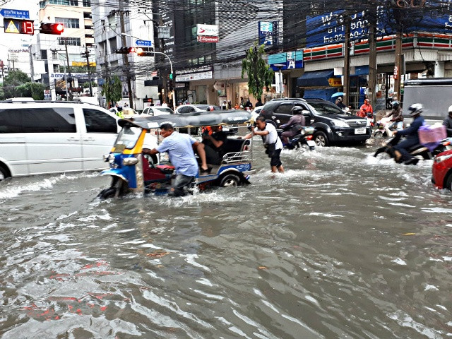 Trưa ngày 27.5, một trận mưa lớn đã đổ xuống Bangkok, khiến nhiều khu vực của thành phố này ngập trong nước, trong khi hệ thống thoát nước phản ứng không kịp với lượng mưa đổ xuống như trút nước.