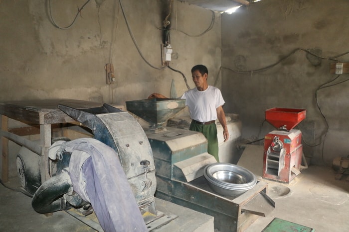 Gia đình ông Nguyễn Văn Sỹ xóm 3 hưng lĩnh mua sắm máy xay xát phục vụ bà con nhờ nguồn vốn người thân XKLĐ gửi về