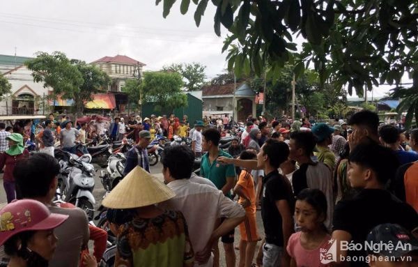 Hàng trăm người dân tập trung đòi đánh người phụ nữ vì cho rằng người này bắt cóc trẻ em ở Cửa Lò. Ảnh tư liệu