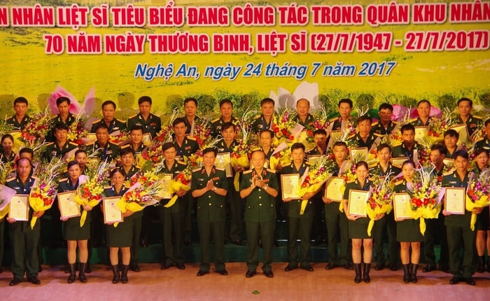 Thủ trưởng Quân khu 4 biểu dương, trao thưởng cho 70 người có công, thân nhân liệt sỹ tiêu biểu. Ảnh: Phong Quang