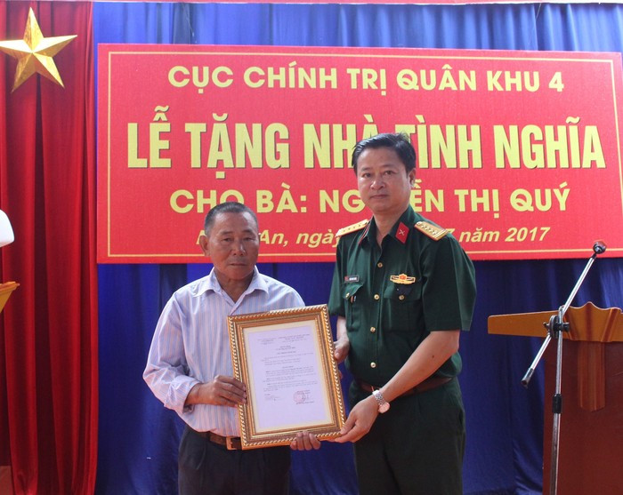 Cục Chính trị Quân khu 4 tặng nhà tình nghĩa cho gia đình bà Nguyễn Thị Quý.