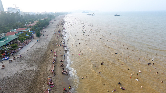 Những ngày vừa qua ở Nghệ An liên tục có mưa lũ, đặc biệt sau cơn bão số 2 và hoàn lưu của nó khiến nước thượng nguồn đổ về nhiều, và đây là lý do khiến bãi tắm Cửa Lò nước đục ngầu. Vậy nhưng điều này vẫn không ngăn được hàng trăm người xuống biển tắm. 