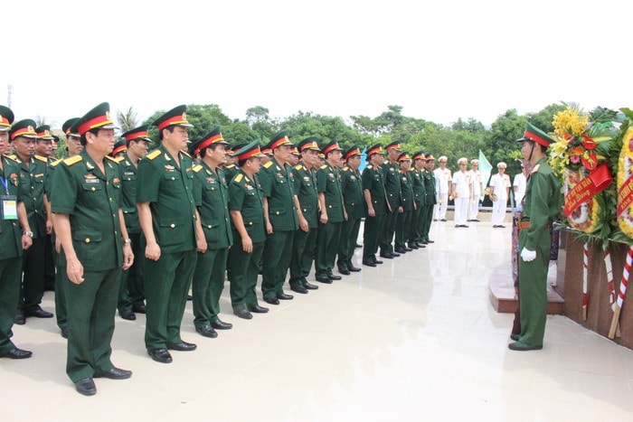 Đoàn đại biểu Quân khu dâng hoa tưởng niệm các anh hùng liệt sỹ. Ảnh: Phạm An