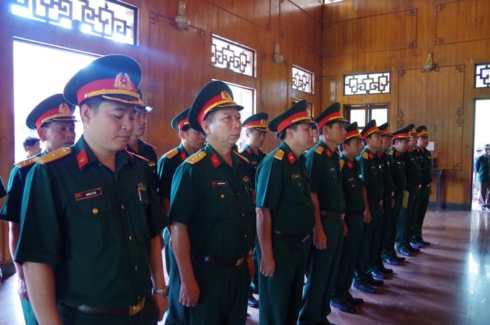 Đoàn đại biểu Bộ CHQS tỉnh kính cẩn nghiêng mình tưởng niệm Chủ tịch Hồ Chí Minh. Ảnh: Trọng Kiên