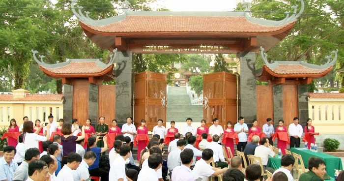 Lãnh đạo huyện Nam Đàn cắt băng khánh thành công trình Nghĩa trang liệt sỹ huyện. Ảnh: Kim Dung