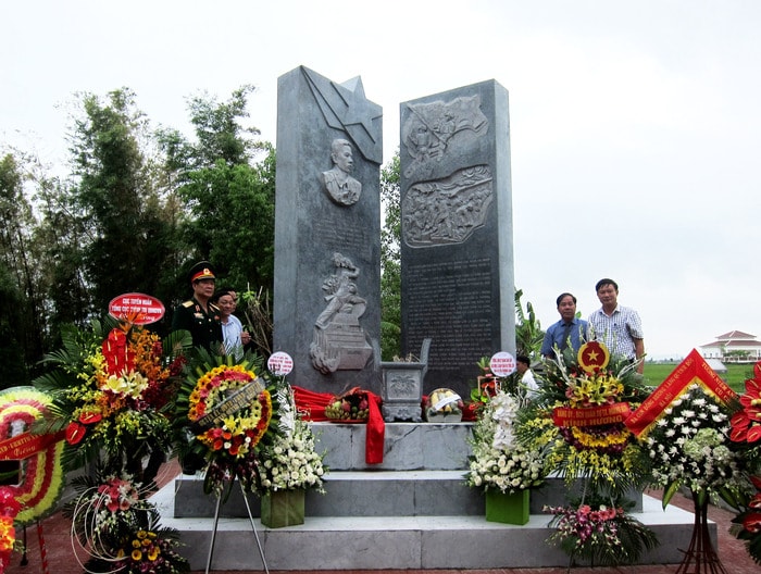 Các tướng lĩnh và lãnh đạo huyện, xã cắt băng khánh thành Bia tưởng niệm Anh hùng Cù Chính Lan. Ảnh: Nguyễn Bá Phương