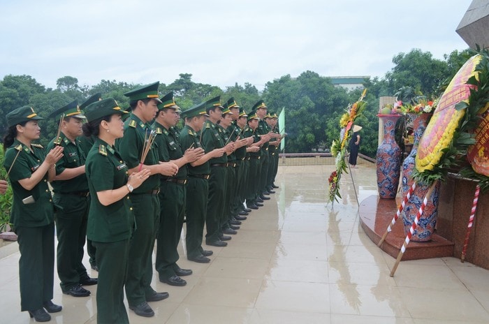 Cán bộ chiến sĩ BĐBP Nghệ An dâng hoa, dâng hương tưởng niệm các Anh hùng liệt sỹ tại Nghĩa trang Liệt sỹ TP Vinh. Ảnh: Hùng Phong