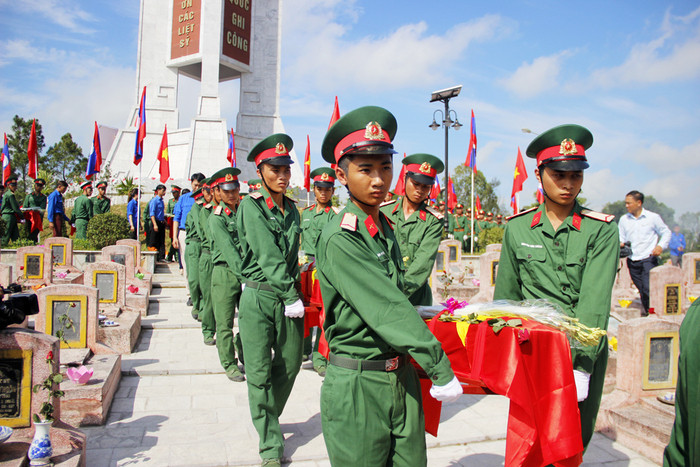 Lễ an táng hài cốt liệt sỹ quân tình nguyện và chuyên gia Việt Nam hy sinh tại Lào.