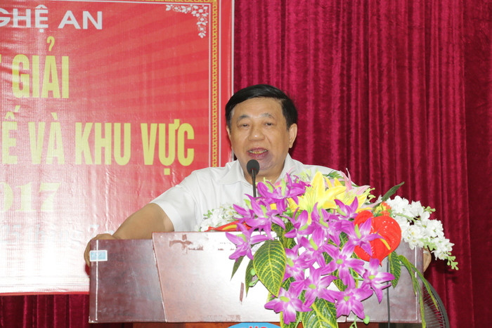 Đồng chí Nguyễn Xuân Đường phát biểu ghi nhận về sự nỗ lực, cố gắng của thầy và trò Trường THPT chuyên Phan Bội Châu. Ảnh: Mỹ Hà