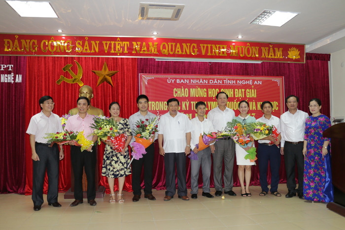 Lãnh đạo tỉnh tặng hoa và phần thưởn cho các giáo viên trực tiếp bồi dưỡng cho học sinh. Ảnh: Mỹ Hà