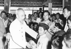 Tại Hội nghị Thanh niên xã hội chủ nghĩa khu Việt Bắc, Bác Hồ thăm hỏi chiến sĩ thi đua  Phạm Trung Pồn bị mù cả hai mắt nhưng có nhiều sáng kiến cải tiến nông cụ (13/3/1960). ảnh: T.L