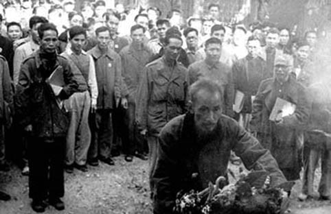 Bác Hồ dâng hương, đặt vòng hoa trước Tượng đài liệt sỹ tại Tthủ đô Hà Nội (31/12/1954).