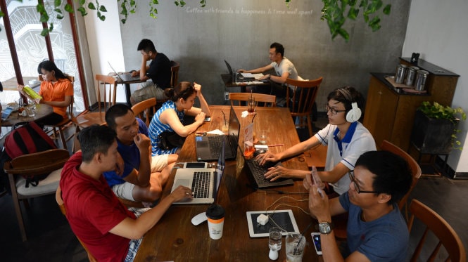 Nhiều bạn trẻ thích làm việc trong các văn phòng mở, quán cà phê và được hỗ trợ các ứng dụng công nghệ thông tin.  Ảnh: Quang Định