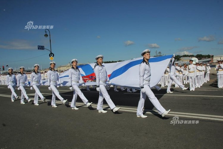 Đội diễu cờ Hải quân Nga. Nguồn ảnh: Sina
