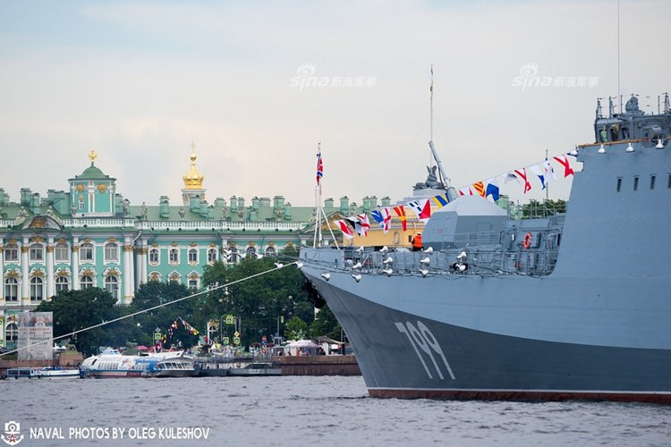 Đô đốc Makarov (799) thuộc Project 11356M có lượng giãn nước 4.035 tấn, dài 124,8m với thân tàu thiết kế theo công nghệ tàng hình hiện đại. Dù nhỏ hơn một số tàu thời Liên Xô mà Nga vẫn đang dùng, Makarov 799 được đánh giá sở hữu hỏa lực mạnh hơn hẳn. Nguồn ảnh: Sina