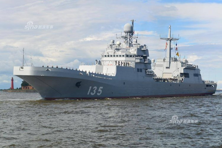Tàu đổ bộ lớn nhất Hải quân Nga cũng sẽ có mặt vào hôm 31/7 tới đây - Ivan Gren thuộc hạm đội Baltic. Con tàu có lượng giãn nước 6.600 tấn, chở được 13 xe tăng và 300 lính thủy. Nguồn ảnh: Sina