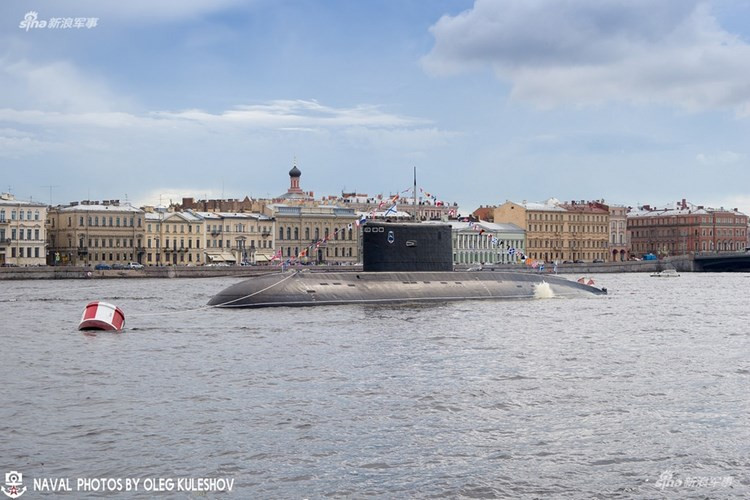 Tàu ngầm tấn công Kilo 636 hiện đại sừng sững trên sông Neva. Nguồn ảnh: Sina