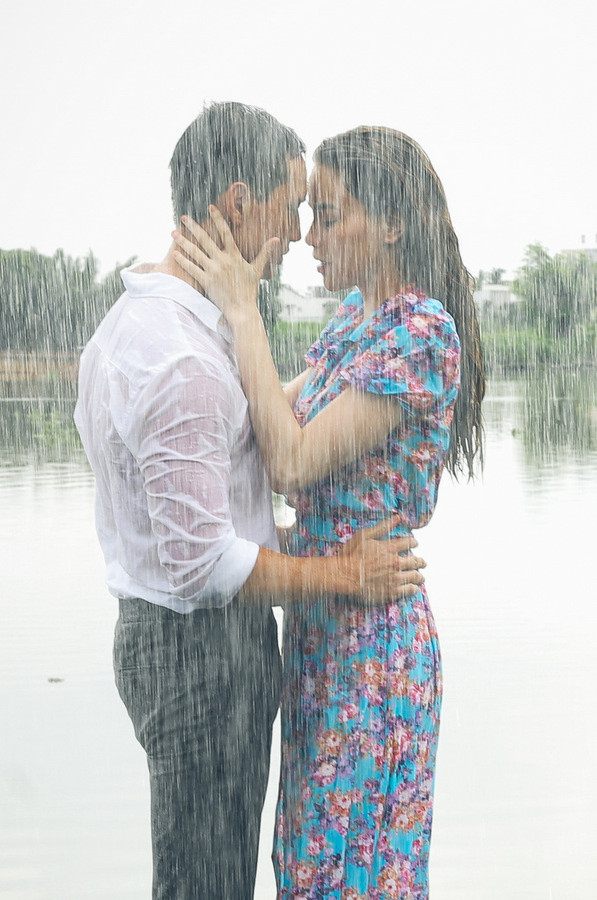 Cảnh cô ca sĩ phòng trà và người yêu hôn nhau dưới mưa chỉ xuất hiện vài giây nhưng mất gần hai tiếng thực hiện.