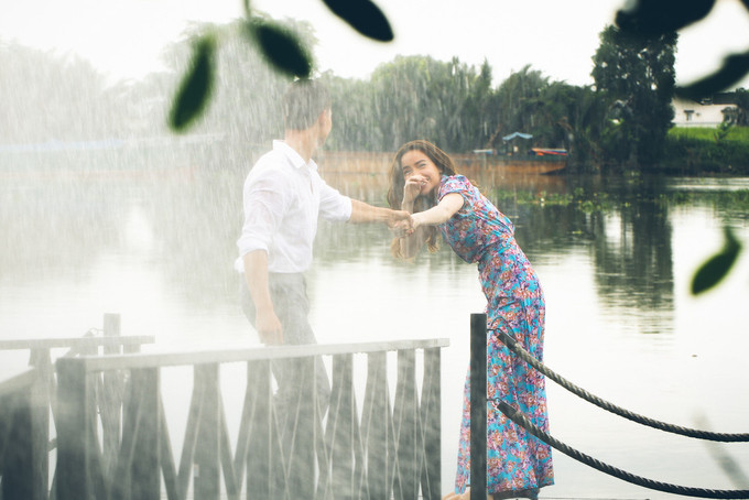 Họ diễn nhiều cảnh lãng mạn bên sông Sài Gòn.