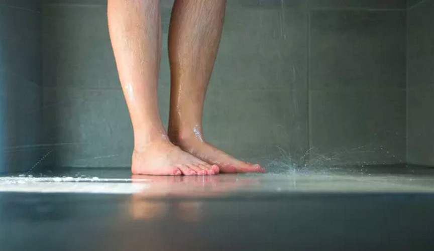 Ông cũng nói thêm: “Phần xà bông chảy xuống từ trên cơ thể trong khi tắm đã đủ để làm sạch hầu hết bụi bẩn và mồ hôi tích lũy ở chân suốt cả ngày.” (Ảnh: Madiz/Getty)