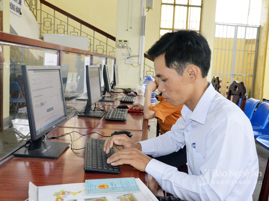 Công dân đăng ký tờ khai hộ khẩu điện tử tại Phòng quản lý Xuất nhập cảnh. Ảnh Thanh Lê