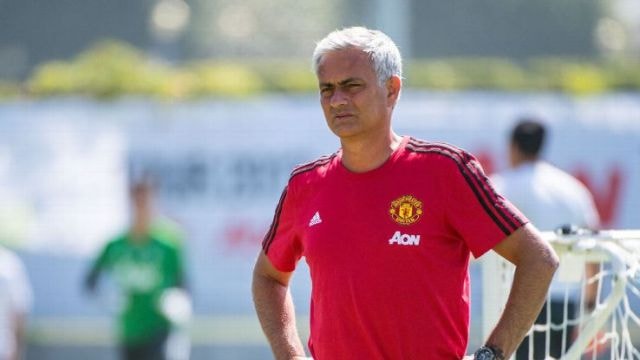 J. Mourinho tỏ ra lo lắng cho các CLB khác vì chi tiền quá dễ dãi - Ảnh: Internet