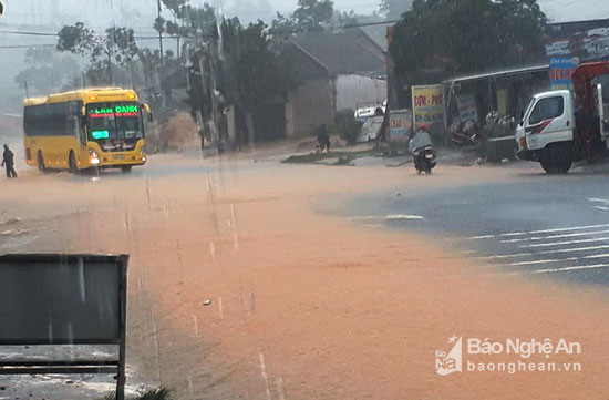 Cơn mưa lớn đã khiến quốc lộ 7, đoạn qua xã Khai Sơn biến thành sông. Ảnh: Đào Thọ