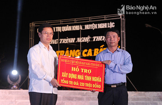 Lãnh đạo tỉnh Nghệ An tặng quà cho huyện Nghi Lộc. Ảnh: Chu Thanh