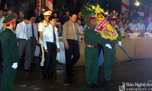 Đoàn lãnh đạo tỉnh Nghệ An dâng hoa lên anh linh các anh hùng liệt sỹ. Dự buổi lễ còn có lãnh đạo các sở ngành, đại diện Bộ Tư lệnh Quân khu 4, hàng nghìn thân nhân các anh hùng liệt sỹ, các thương binh... Ảnh. Tiến Hùng