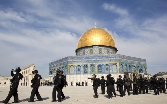 Cảnh sát Israel tuần tra bên ngoài khu vực Núi Đền ở Jerusalem. Ảnh: Getty