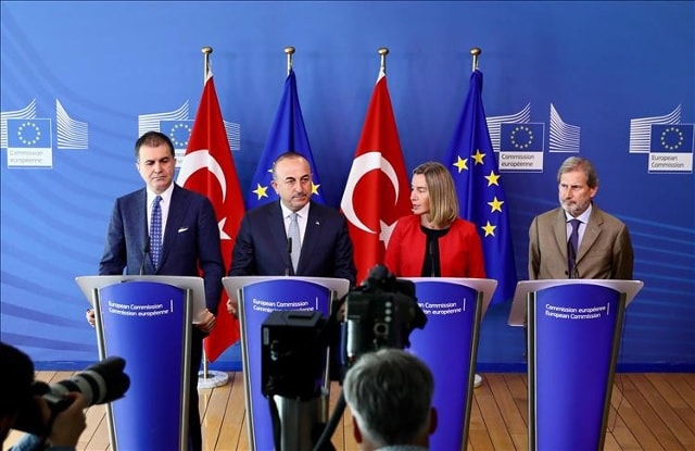 Đại diện Thổ Nhĩ Kỳ và EU trong cuộc họp báo sau khi kết thúc cuộc gặp tại Brussels, Bỉ. Ảnh: Anadolu