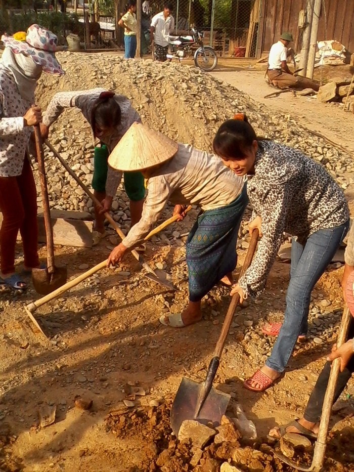 Phó Chủ tịch xã Xá Lượng (Tương Dương) chị Lô Thị Trà My (ngoài cùng, bên phải) tham gia làm đường giao thông