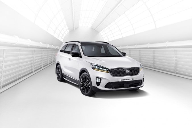 Ở phiên bản nâng cấp, Kia Sorento 2018 trở nên bắt mắt hơn với các chi tiết ngoại thất làm lại nhưng vẫn thừa hưởng các ngôn ngữ thiết kế truyền thống đặc trưng của hãng xe Hàn Quốc.