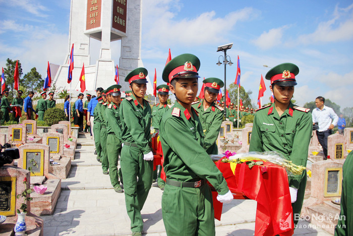 Quy tập hài cốt liệt sỹ về nghĩa trang quê nhà. Ảnh tư liệu Báo Nghệ An