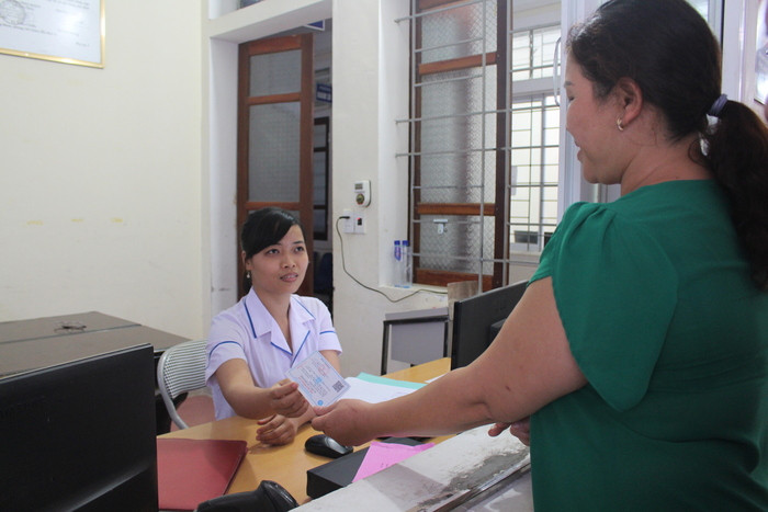 Người dân làm thủ tục khám, chữa bệnh bằng thẻ BHYT tại Trung tâm y tế huyện Tương Dương. Ảnh: Phước Anh