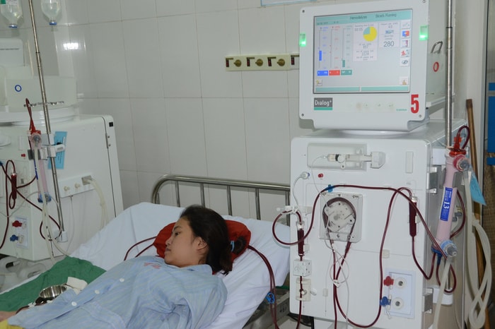 Nhiều người phải chạy thận ở Bệnh viện Hữu nghị Đa khoa Nghệ An do tin vào các bài thuốc quảng cáo trên Internet. Ảnh: Thanh Sơn